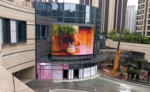 壹方中心燈光秀現(xiàn)靚屏